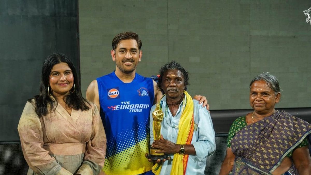 MS Dhoni Poses With Oscar Trophy; Meets Bomman, Bellie, Kartiki Gonsalves With Ziva; Video Goes Viral