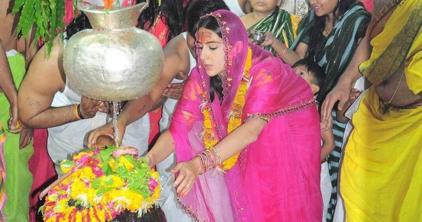 Sara Ali Khan gets brutally trolled for visiting ‘Mahakaleshwar Temple’!!