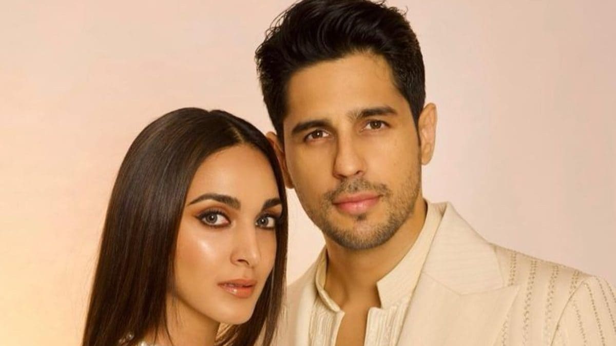 Sidharth Malhotra and Kiara Advani Sport Casual Attires For Dinner With Friends; Photo Goes Viral