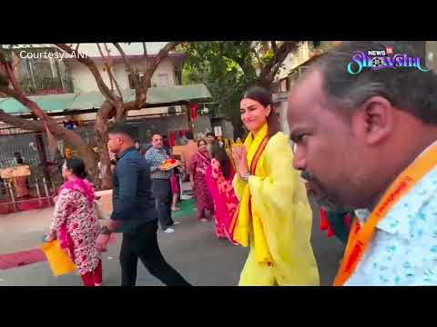 Kriti Sanon Visits Siddhivinayak Temple To Seek Blessings Ahead Of Teri Baaton Mein Aisa Uljha Jiya