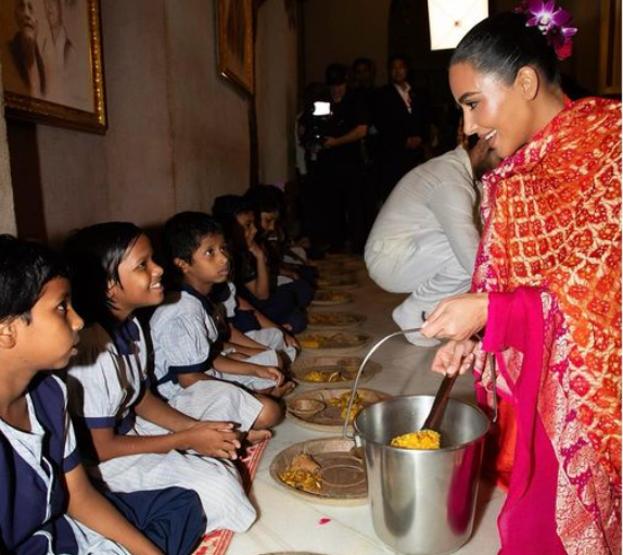 Kim Kardashian serves food