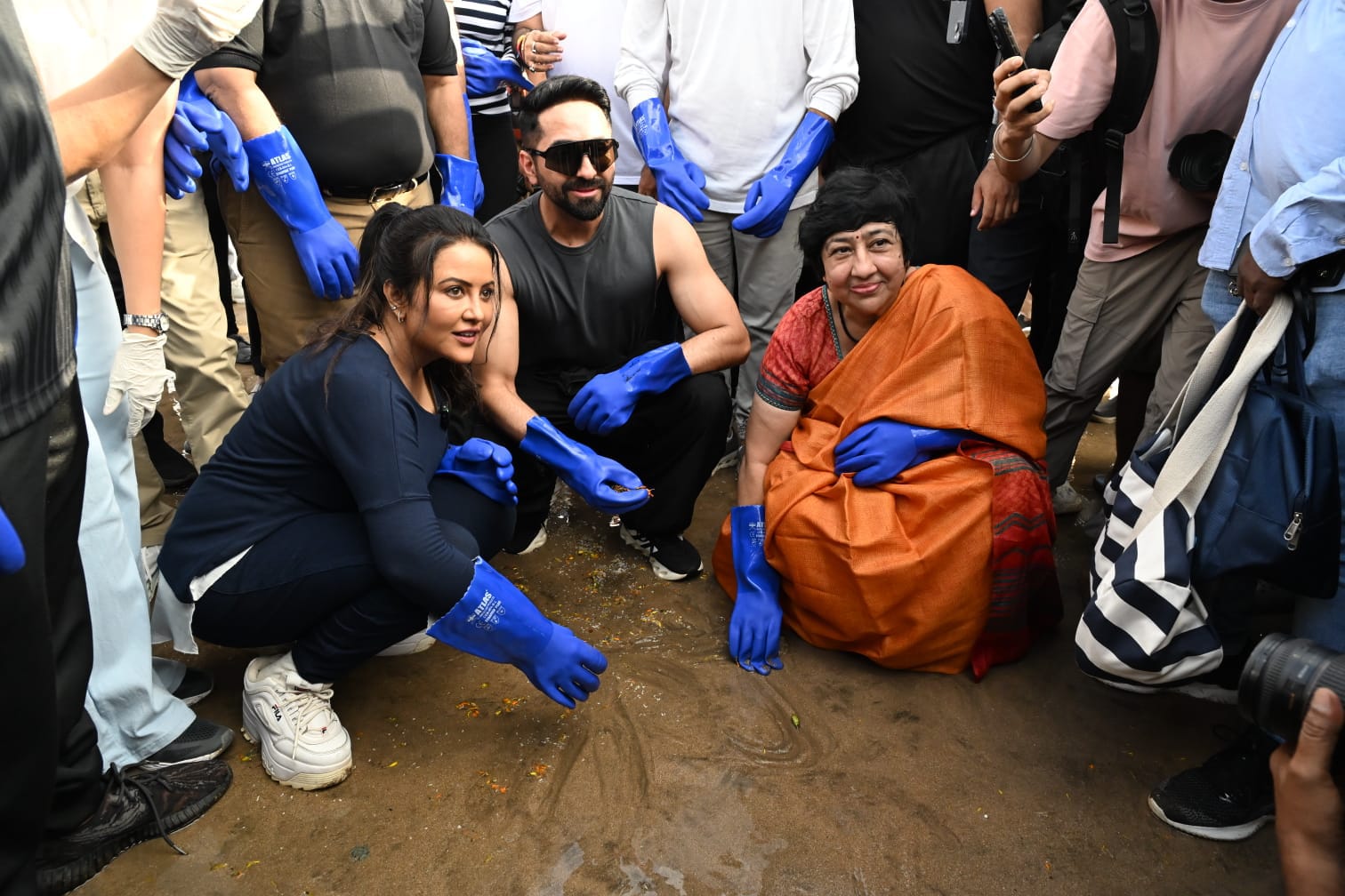 Ayushmann Khurrana joins Amruta Fadnavis’s beach cleanup drive after Visarjan