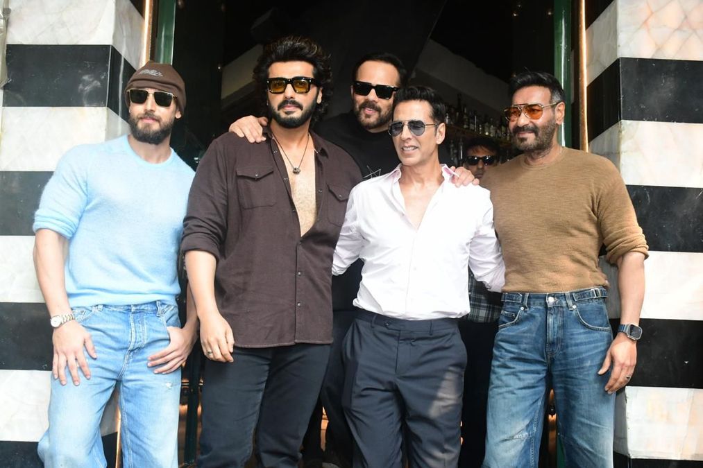 Akshay Kumar Does Masti With His Co-stars At Lunch