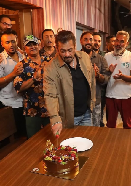 Salman Khan cuts cake