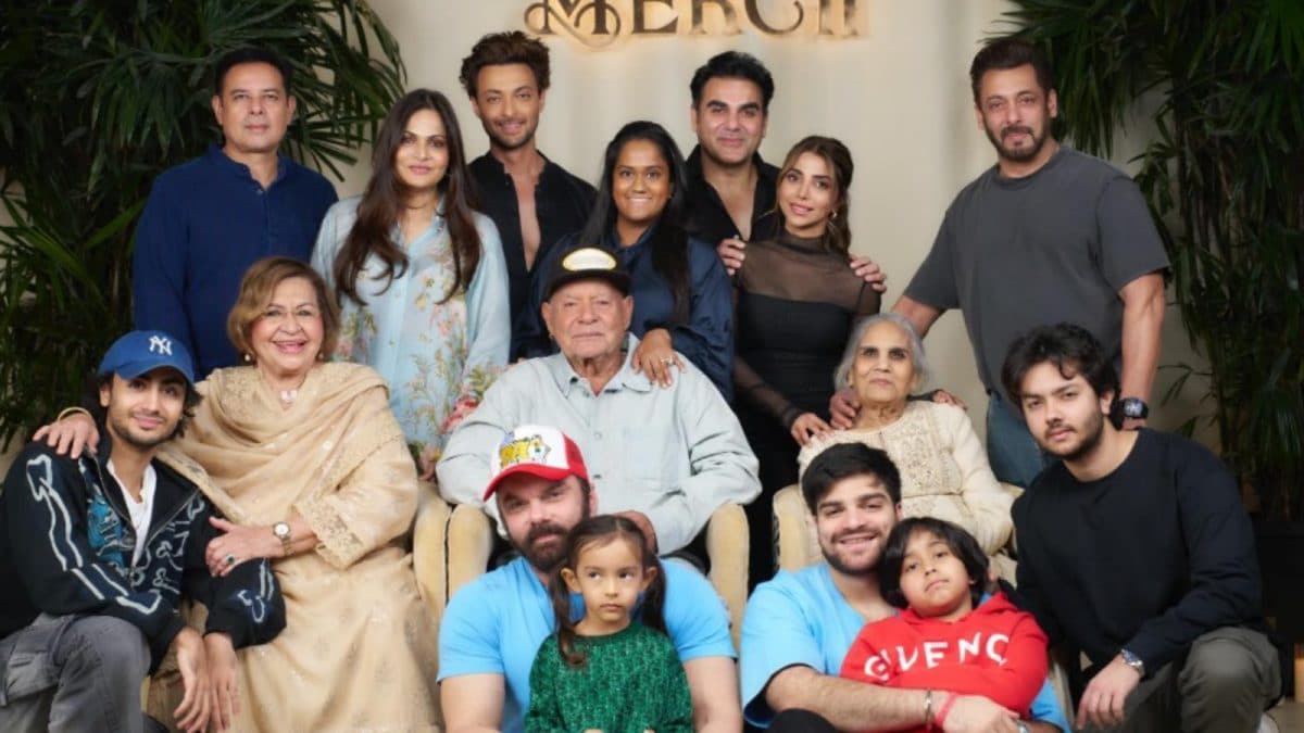 Salman Khan Drops An Adorable Family Pic On Valentine’s Day, Wishes Fans ‘Happy Familitines Day’ 